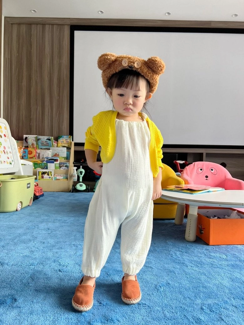 Bị mẹ đàm thu trang bắt chụp hình quảng cáo con gái cường đôla khó chịu ra mặt tay giật phăng áo - 1