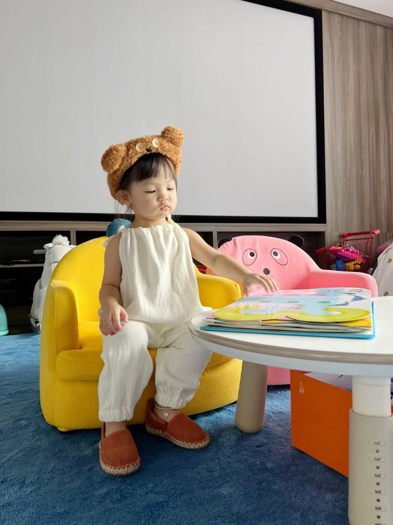 Bị mẹ đàm thu trang bắt chụp hình quảng cáo con gái cường đôla khó chịu ra mặt tay giật phăng áo - 2