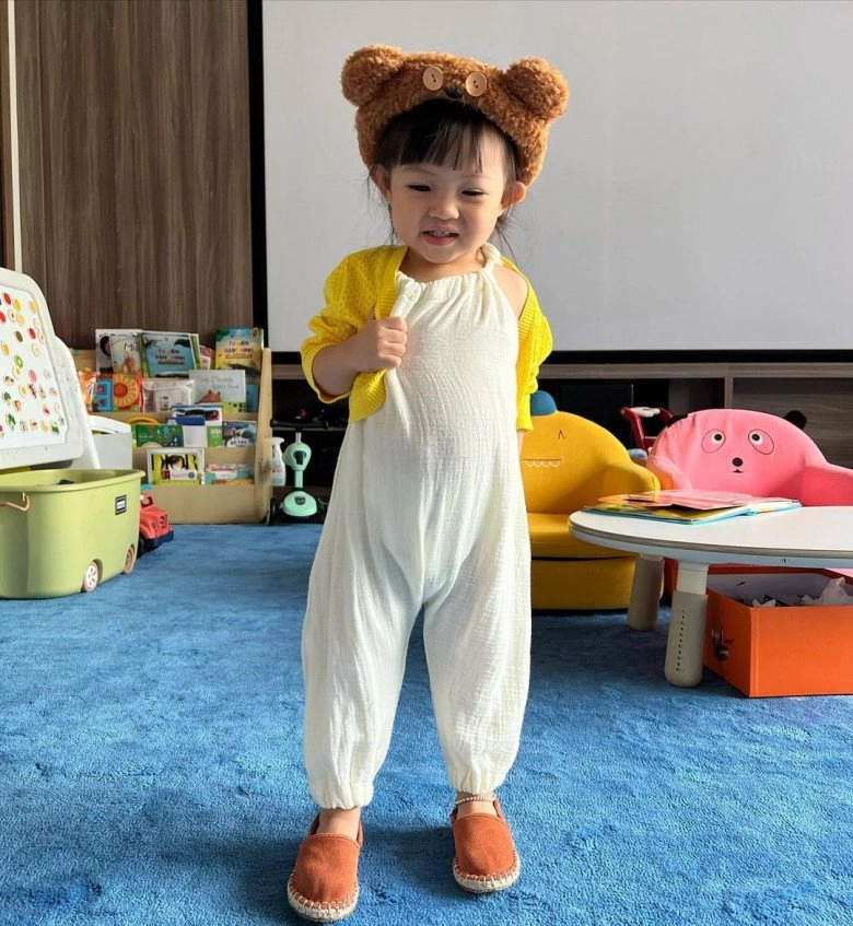 Bị mẹ đàm thu trang bắt chụp hình quảng cáo con gái cường đôla khó chịu ra mặt tay giật phăng áo - 3