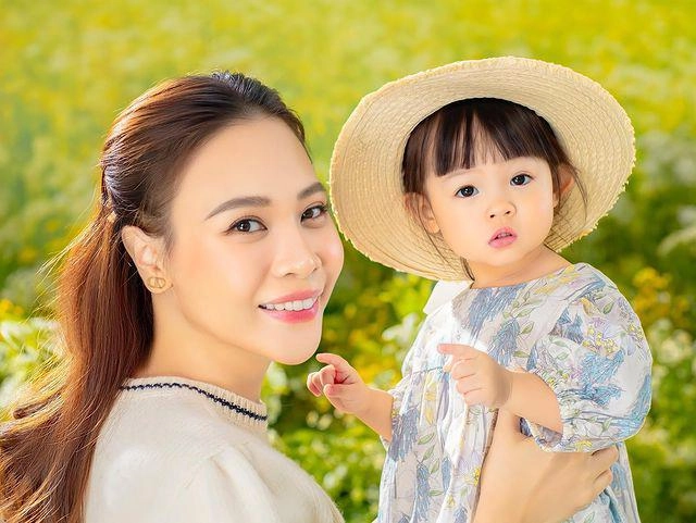 Bị mẹ đàm thu trang bắt chụp hình quảng cáo con gái cường đôla khó chịu ra mặt tay giật phăng áo - 5