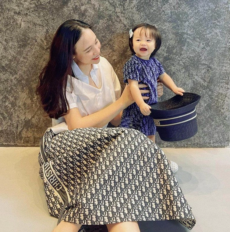 Bị mẹ đàm thu trang bắt chụp hình quảng cáo con gái cường đôla khó chịu ra mặt tay giật phăng áo - 9