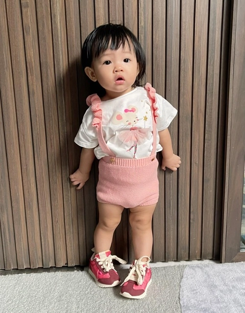 Bị mẹ đàm thu trang bắt chụp hình quảng cáo con gái cường đôla khó chịu ra mặt tay giật phăng áo - 13