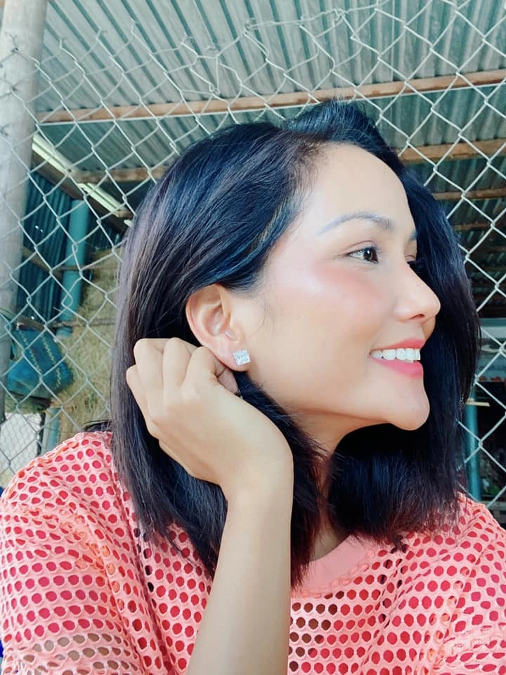 Bị nghi dao kéo vì chụp ảnh để cằm nhọn hoắt hhen niê liền đính chính - 2