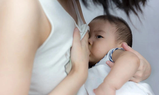 Bị nhắc nhở vì cho con bú nơi công cộng mẹ bỉm sữa đáp trả khiến ai cũng hả hê - 2