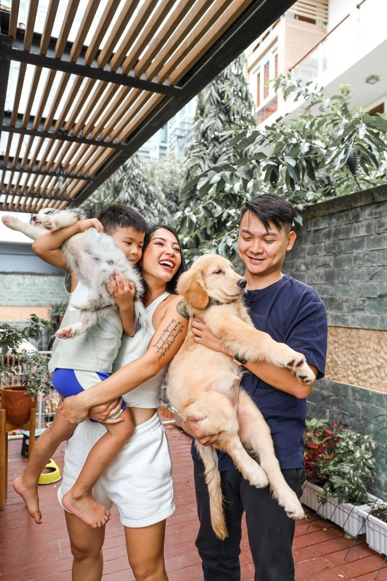 Bị nói ăn mặc hở hang ảnh hưởng con trai nữ hlv hà nội liền chỉ tay vào ngực hỏi bé đây là gì - 6