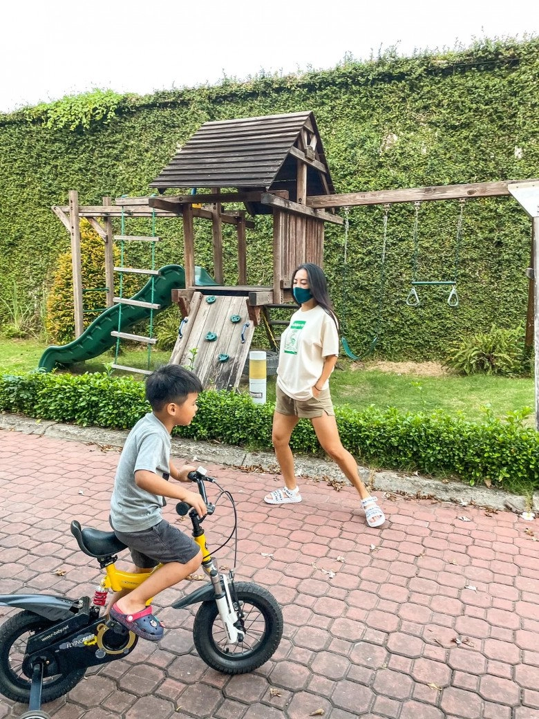 Bị nói ăn mặc hở hang ảnh hưởng con trai nữ hlv hà nội liền chỉ tay vào ngực hỏi bé đây là gì - 7