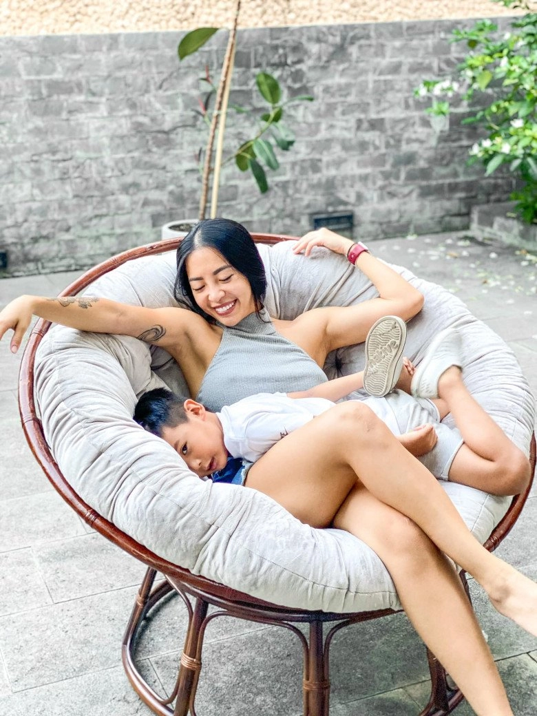 Bị nói ăn mặc hở hang ảnh hưởng con trai nữ hlv hà nội liền chỉ tay vào ngực hỏi bé đây là gì - 9