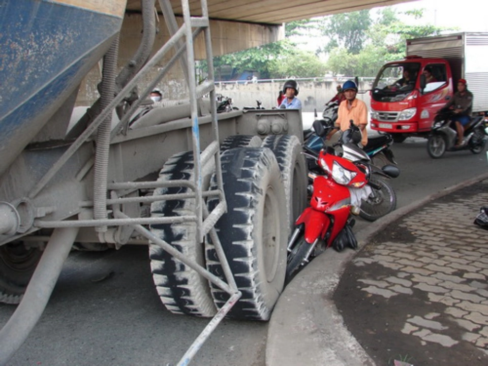 Bị xe lớn chạy cùng chiều ép đường - quyết định sai 1 ly là đi 1 dặm - 4