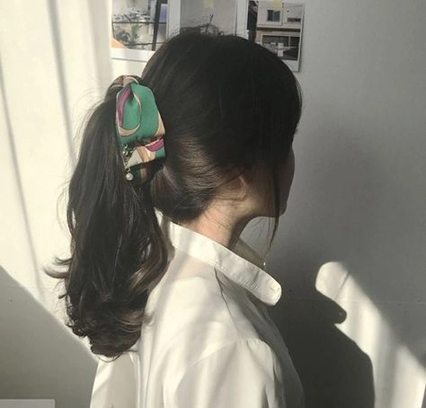 Biến tấu 4 kiểu tóc phong cách hàn quốc chỉ bằng 1 chiếc khăn lụa - 2