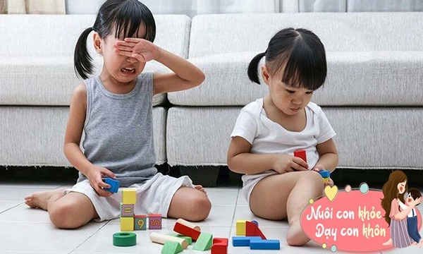 Bố bất lực nhìn con ăn vạ 3 hành vi của trẻ phải nắn từ nhỏ để lớn sẽ hỏng - 6