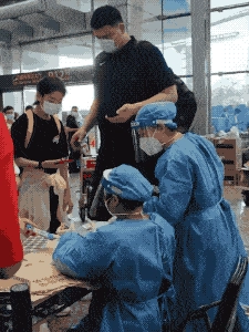 Bố cao 2m29 mẹ cao 1m91 con gái 12 tuổi gây náo loạn ở sân bay bởi chiều cao đáng kinh ngạc - 5