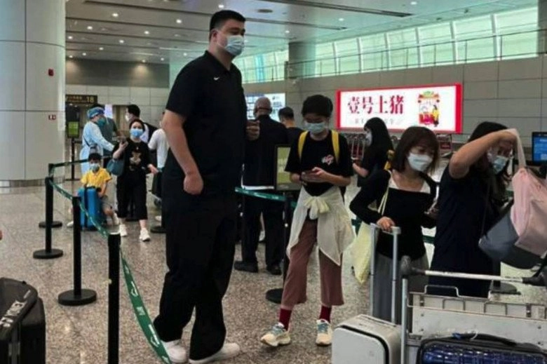 Bố cao 2m29 mẹ cao 1m91 con gái 12 tuổi gây náo loạn ở sân bay bởi chiều cao đáng kinh ngạc - 6