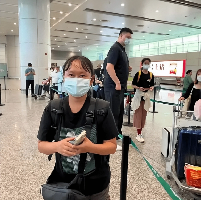 Bố cao 2m29 mẹ cao 1m91 con gái 12 tuổi gây náo loạn ở sân bay bởi chiều cao đáng kinh ngạc - 7