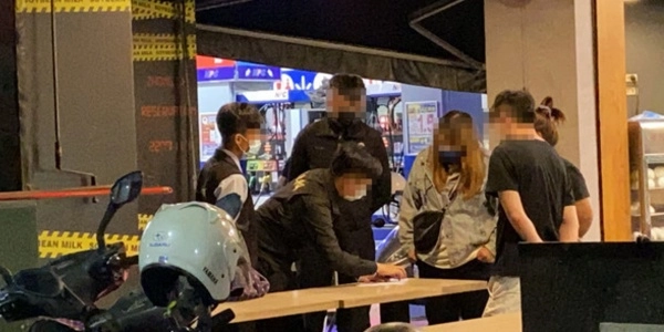 Bố đặt con 6 tháng nằm bên cạnh và ngủ mẹ đi về lật chăn nhìn con thì gục ngã - 1