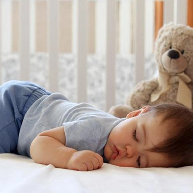 Bố đặt con 6 tháng nằm bên cạnh và ngủ mẹ đi về lật chăn nhìn con thì gục ngã - 3