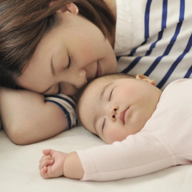 Bố đặt con 6 tháng nằm bên cạnh và ngủ mẹ đi về lật chăn nhìn con thì gục ngã - 4