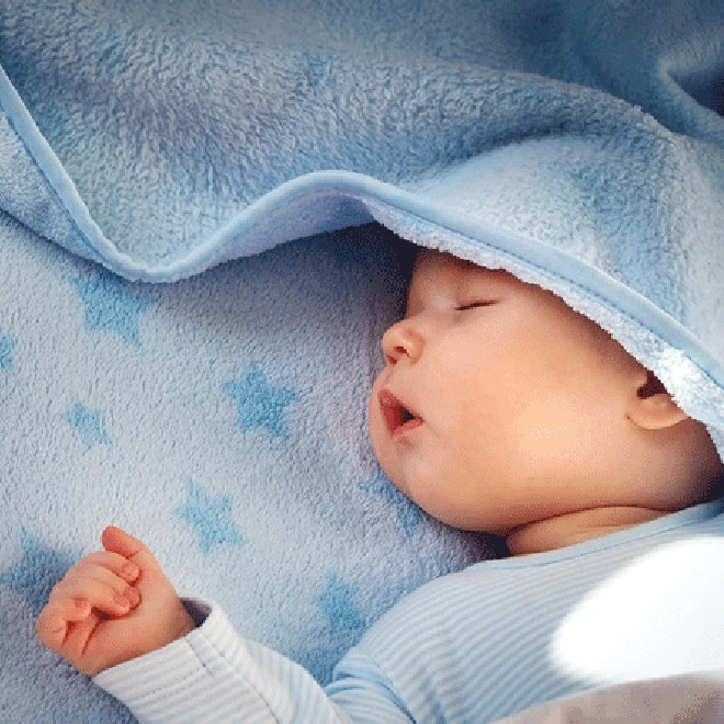 Bố đặt con 6 tháng nằm bên cạnh và ngủ mẹ đi về lật chăn nhìn con thì gục ngã - 5