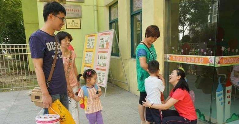 Bố luôn đón con sớm 1 tiếng đứa trẻ tiết lộ sự thậtcô giáo xinh đẹp mới đến trường - 1