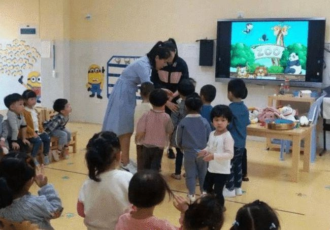 Bố luôn đón con sớm 1 tiếng đứa trẻ tiết lộ sự thậtcô giáo xinh đẹp mới đến trường - 7