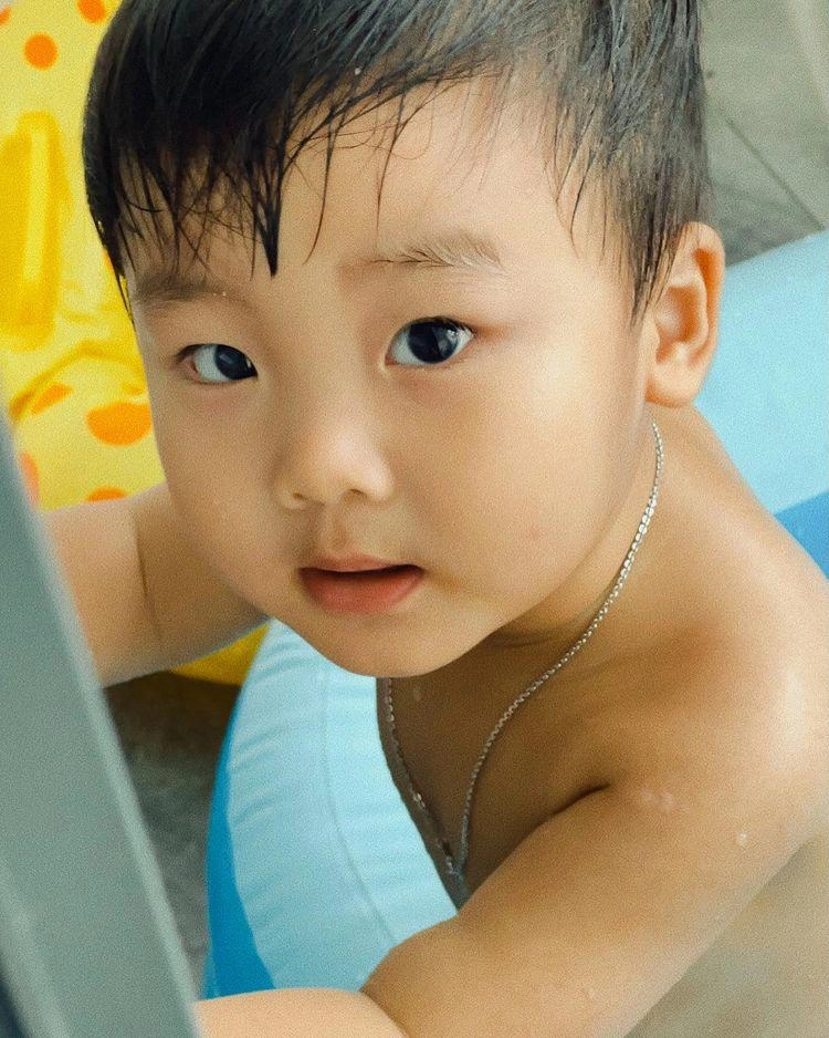 Bố mẹ chiều cao khiêm tốn hòa minzy tìm cách tăng chiều cao cho quý tử lên cả mạng hỏi - 2