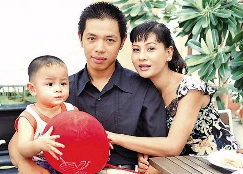 Bố mẹ ly hôn sau 7 ngày cưới con trai cát phượng thái hòa giờ 19 tuổi cao 1m7 mặt y đúc bố - 1
