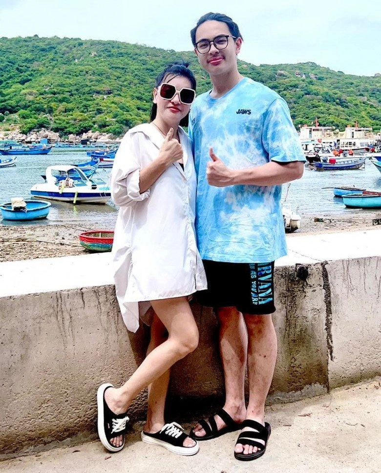 Bố mẹ ly hôn sau 7 ngày cưới con trai cát phượng thái hòa giờ 19 tuổi cao 1m7 mặt y đúc bố - 2
