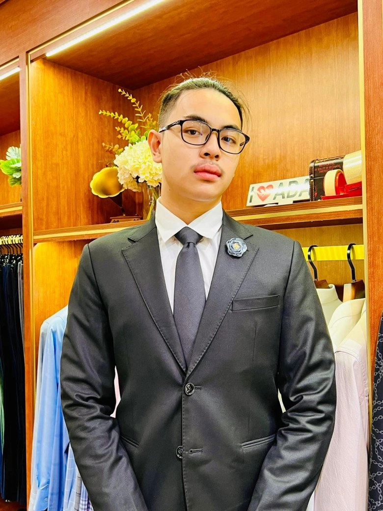 Bố mẹ ly hôn sau 7 ngày cưới con trai cát phượng thái hòa giờ 19 tuổi cao 1m7 mặt y đúc bố - 5