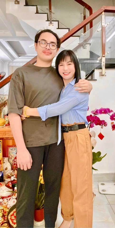 Bố mẹ ly hôn sau 7 ngày cưới con trai cát phượng thái hòa giờ 19 tuổi cao 1m7 mặt y đúc bố - 6