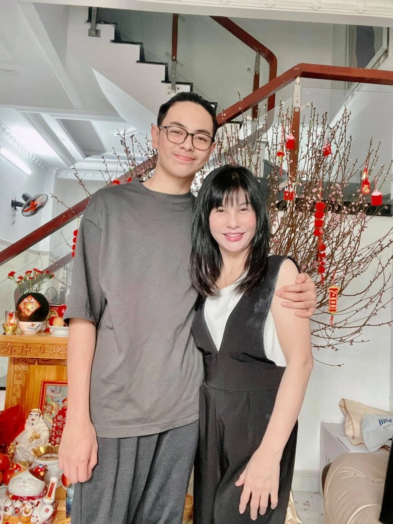 Bố mẹ ly hôn sau 7 ngày cưới con trai cát phượng thái hòa giờ 19 tuổi cao 1m7 mặt y đúc bố - 7