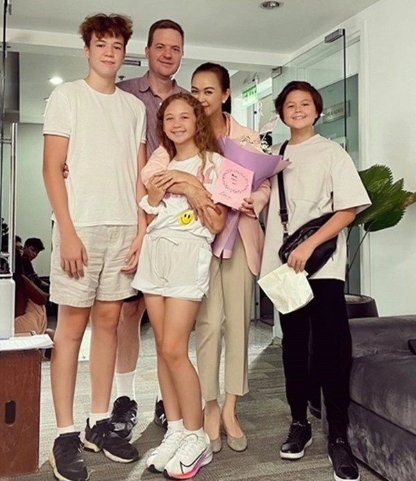 Bỏ sự nghiệplấy chồng tây mẫu nữ thế hệ vàng việt lãi con gái lai xinh đẹp tài năng - 2