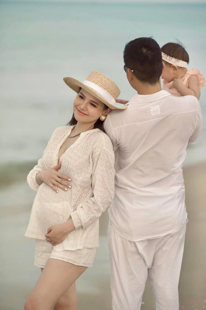Bốđại gia cao 1m8 mẹgần 1m7 chiều cao con gái phanh lee 1 tuổi thật đáng ngưỡng mộ - 2