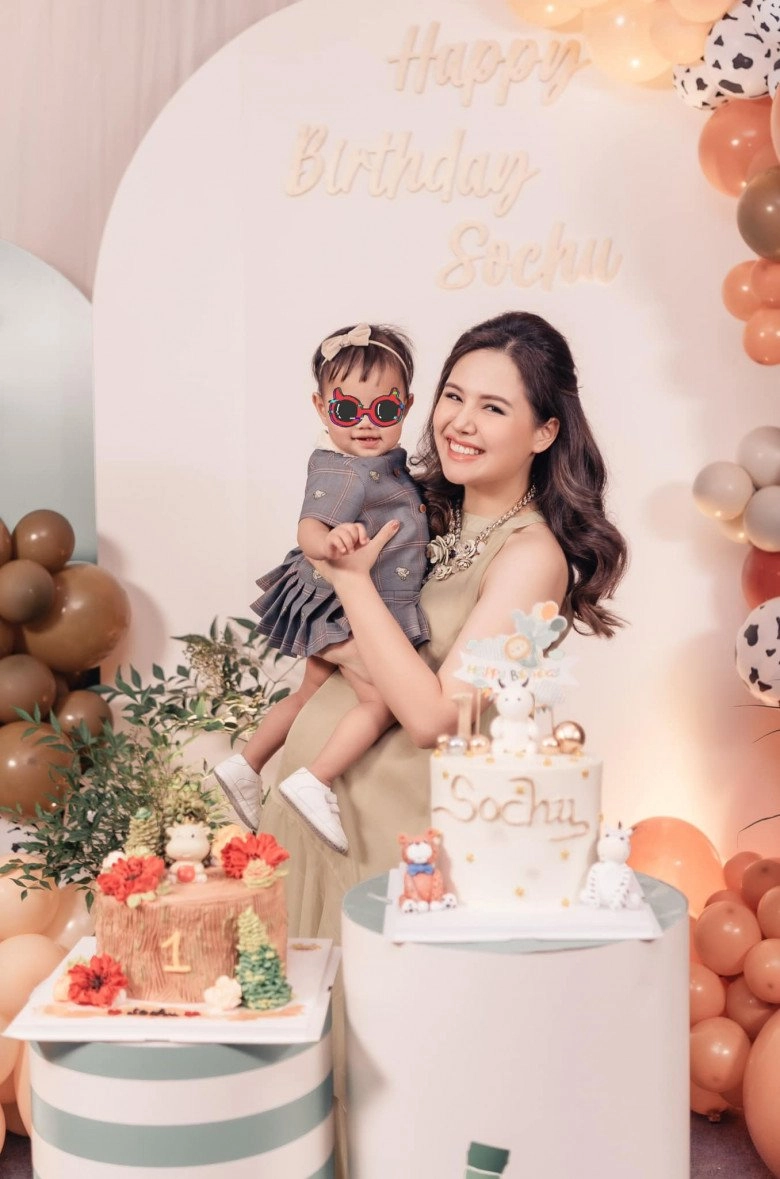 Bốđại gia cao 1m8 mẹgần 1m7 chiều cao con gái phanh lee 1 tuổi thật đáng ngưỡng mộ - 12