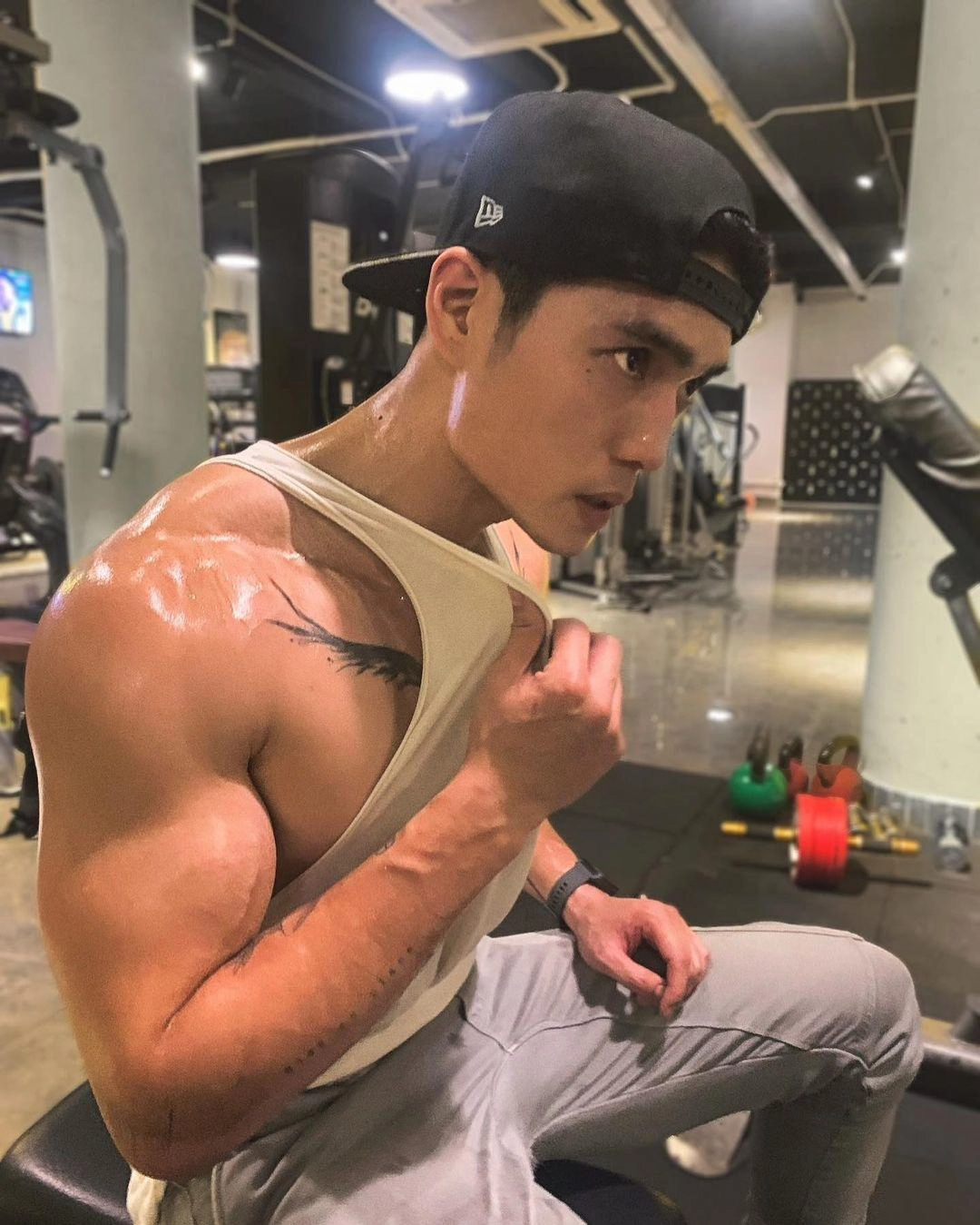 Body 6 múi của các phi công hot nhất vbiz đẹp trai có thừa vạm vỡ cũng dư - 16