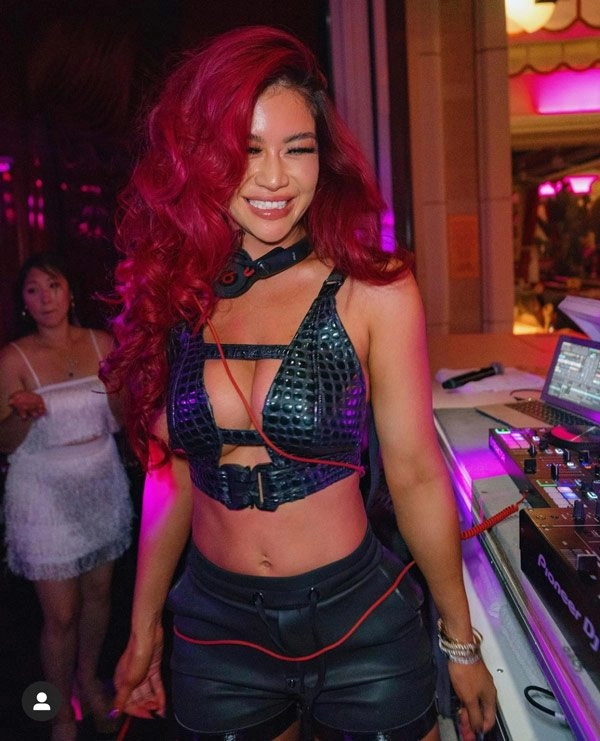 Bom sex gốc việt chỉ thích diện những bộ bikini mỗi khi đi làm - 17