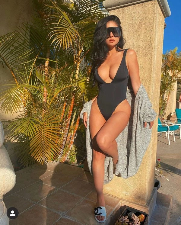 Bom sex gốc việt chỉ thích diện những bộ bikini mỗi khi đi làm - 20