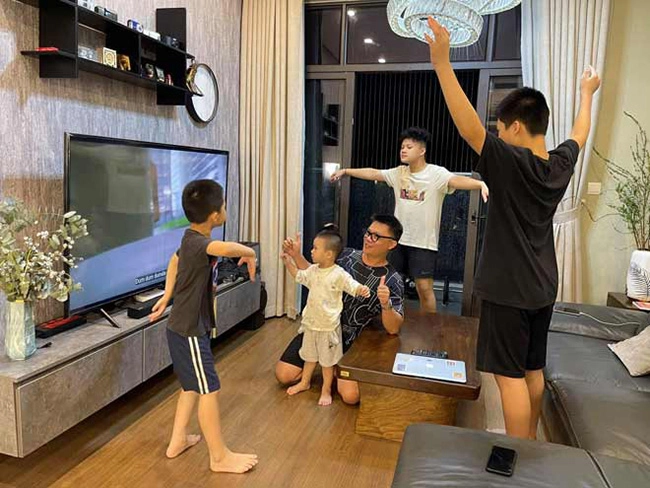 Btv đông con nhất vtv trần quang minh 15 năm hạnh phúc bên vợ xinh đẹp u50 có 4 con - 6