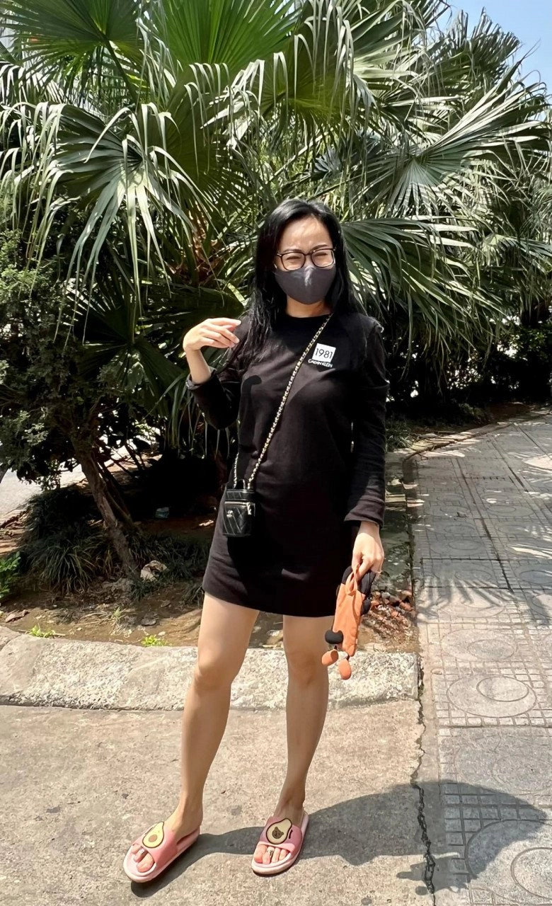Btv hoài anh đi siêu thị diện quá cháy mặc giấu quần mang dép lê xách túi tí honsiêu đắt - 3