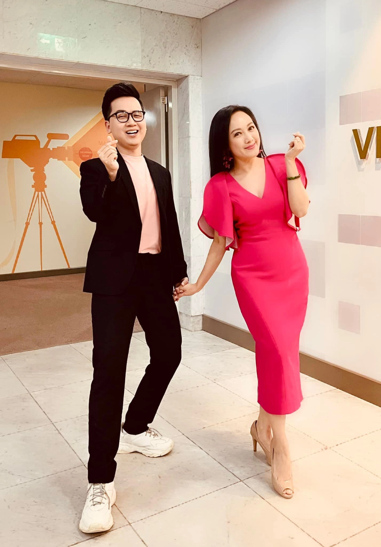 Btv hoài anh diện đầm hổ báo xuống phố phối màu cao tay dân tình khen nức nở - 5