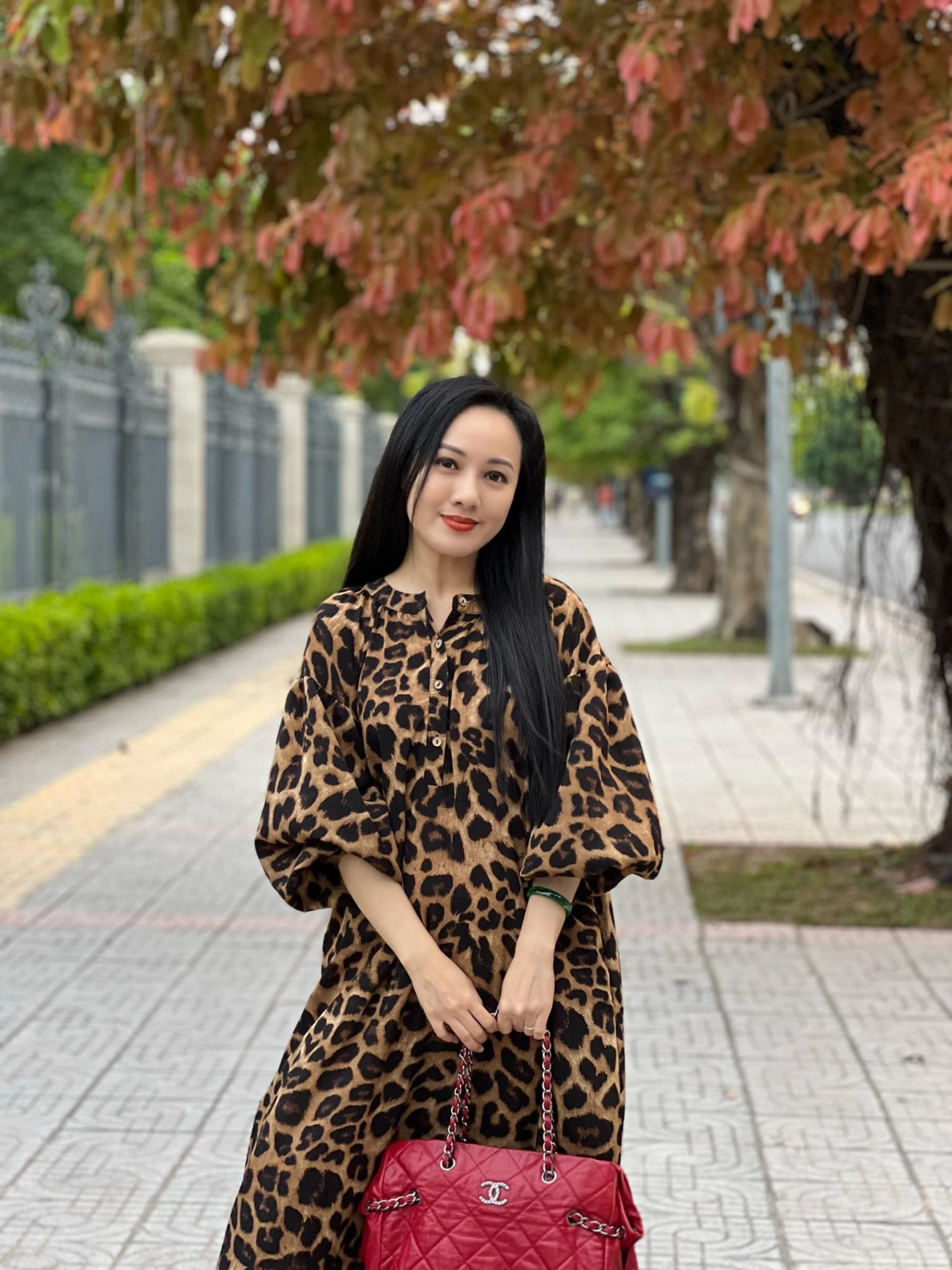 Btv hoài anh diện đầm hổ báo xuống phố phối màu cao tay dân tình khen nức nở - 10