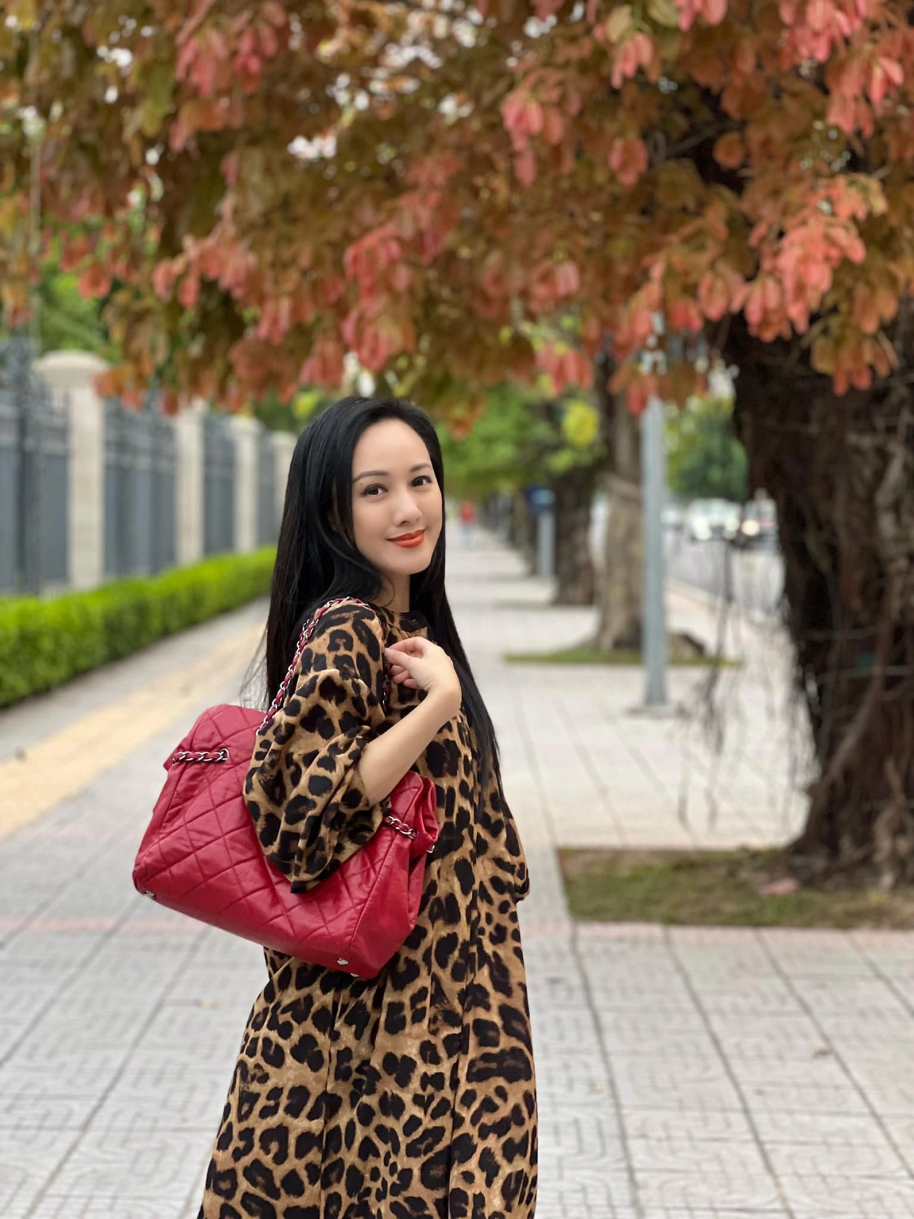 Btv hoài anh diện đầm hổ báo xuống phố phối màu cao tay dân tình khen nức nở - 11