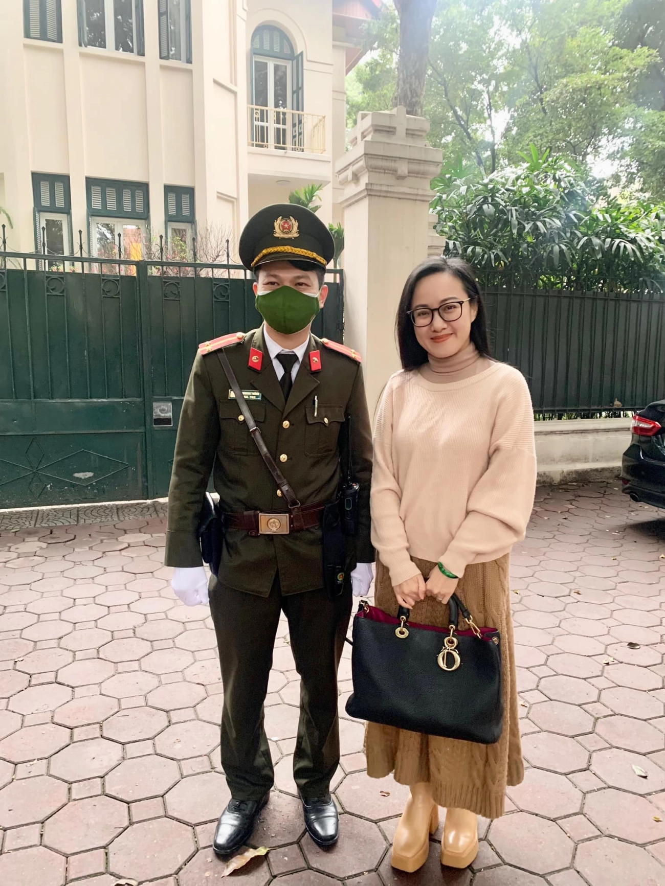 Btv hoài anh diện đầm hổ báo xuống phố phối màu cao tay dân tình khen nức nở - 16