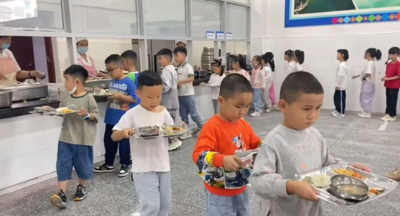 Bữa ăn trưa ở trường đầy áp lực của học sinh tiểu học khiến hội phụ huynh lo lắng khi xem - 1