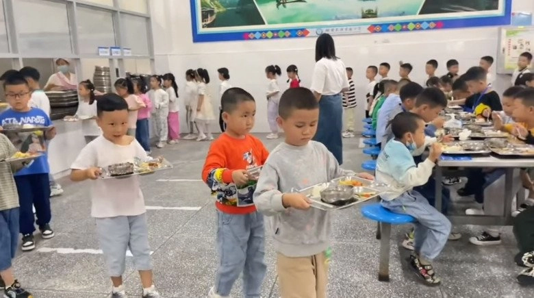 Bữa ăn trưa ở trường đầy áp lực của học sinh tiểu học khiến hội phụ huynh lo lắng khi xem - 2