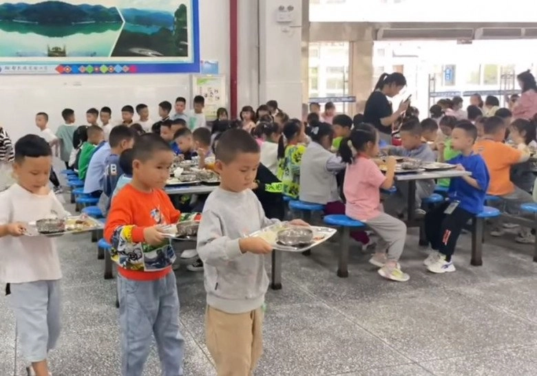 Bữa ăn trưa ở trường đầy áp lực của học sinh tiểu học khiến hội phụ huynh lo lắng khi xem - 3