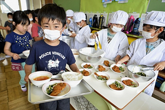 Bữa ăn trưa ở trường đầy áp lực của học sinh tiểu học khiến hội phụ huynh lo lắng khi xem - 4