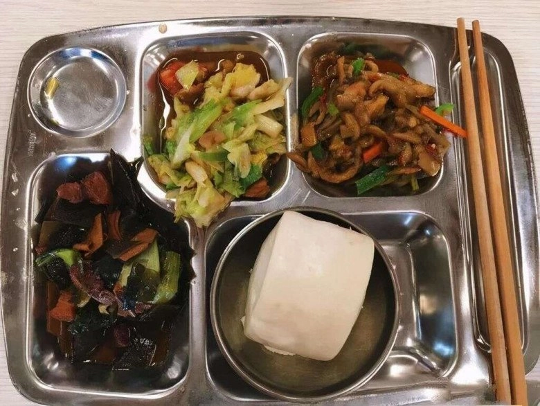 Bữa ăn trưa ở trường đầy áp lực của học sinh tiểu học khiến hội phụ huynh lo lắng khi xem - 6
