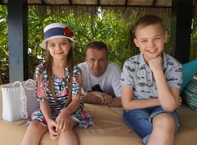 búp bê nga đẹp nhất thế giới làm bố mẹ phát hoảng vì fan sau 5 năm nổi tiếng - 7