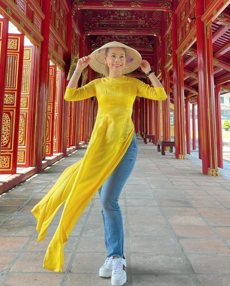 búp bê thanh thảo đi lăng cô diện áo dài với quần jeans cđm tưởng gái tây mặc đồ việt - 2