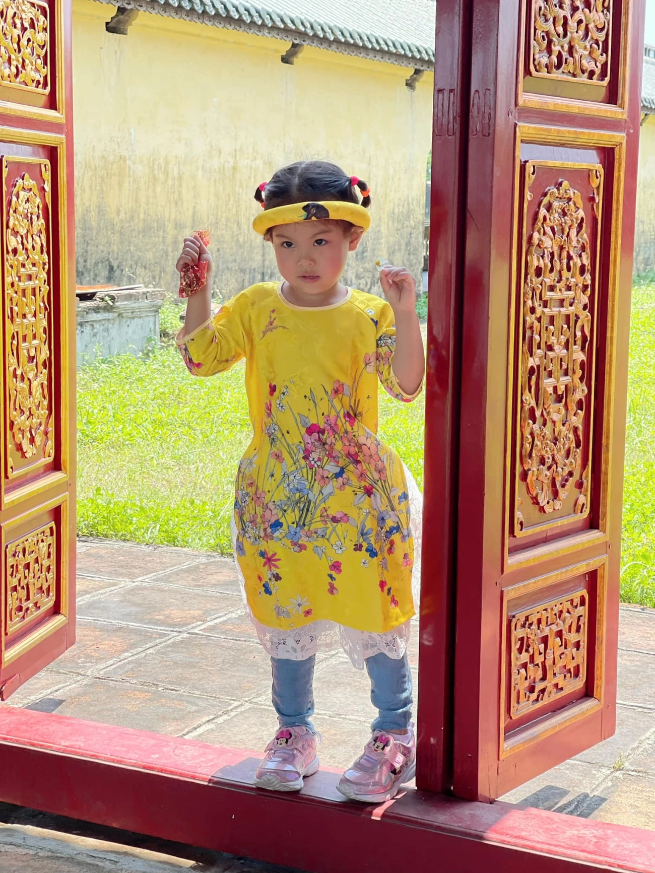 búp bê thanh thảo đi lăng cô diện áo dài với quần jeans cđm tưởng gái tây mặc đồ việt - 4
