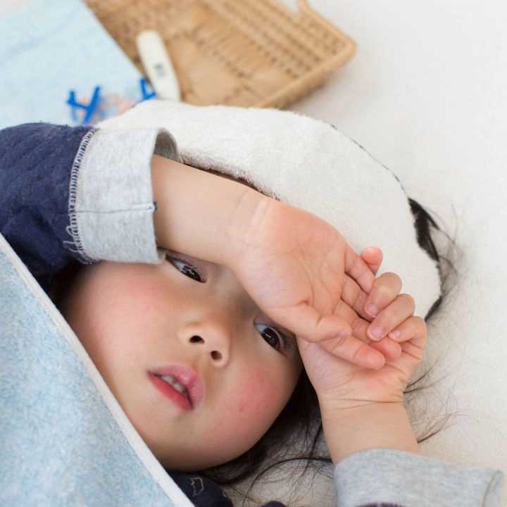 Cách hạ sốt cho trẻ nhanh nhất tại nhà tránh nguy hiểm - 1